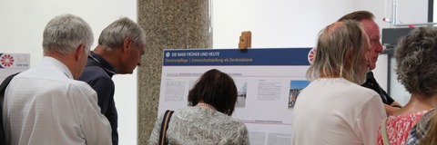 Teilnehmende der Beteiligung vor einer Pinnwand