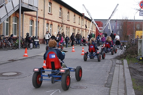 Kids beim Wettrennen mit Kettcars