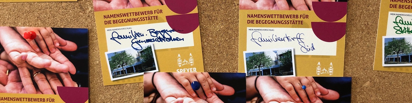 Postkarten beschrieben mit Beispielvorschlägen für den zukünftigen Namen