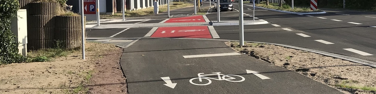 Ein breiter Radweg neben einer großen Straße