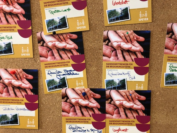 Postkarten beschrieben mit Beispielvorschlägen für den zukünftigen Namen